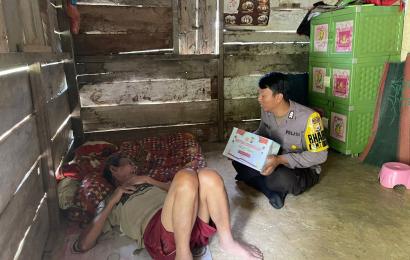 Petani Kurang Mampu di Desa Ulak Bandung Terima Bansos dari Polsek Muara Sahung