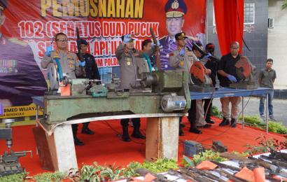 Satgassus Rafflesia Polda Bengkulu Berhasil Ungkap Home Industri Pembuatan Senpi Rakitan dan Sita Ratusan Senpi Ilegal
