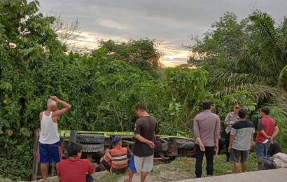 Kapolsek Batik Nau Beserta Anggotanya Bantu Evakuasi Dump Truk yang Mengalami Laka Tunggal