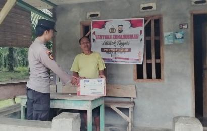 Petani Warga Desa Sukananti Terima Bansos dari Polsek Padang Guci Hulu