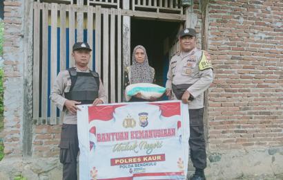 Lansia ini Terima Bansos dari Polsek Nasal