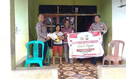 Giliran Warga Desa Tinggi Ari Terima Bansos dari Polsek Tanjung Kemuning