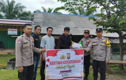 Sihumas dan Siwas Polres Kaur Salurkan Bansos untuk Warga Jembatan Dua