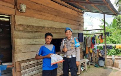 Pak Junet Terima Bansos dari Polsek Muara Sahung