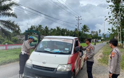 Polsek Kerkap Berbagi Takjil Kepada Masyarakat Pengguna Jalan
