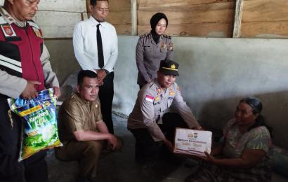 Polsek Enggano Salurkan Bantuan Sosial Kemanusian
