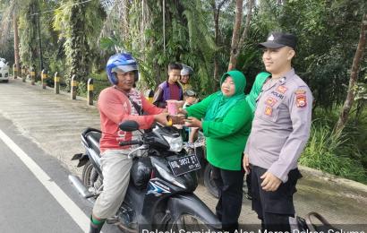 Personel Polsek Semidang Alas Maras Bersama Personel Koramil 425-04 Berbagi Takjil 