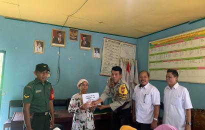 Bhabinkamtibmas Polsek Lais Hadir Dan Monitoring Penyaluran BLT- DD