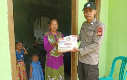 IRT Warga Desa Ulak Lebar Terima Bansos dari Polsek Muara Sahung