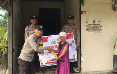 Ibu Asmawati Terima Bansos dari Polsek Kaur Selatan