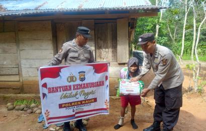 Buruh Tani Lansia 80 Tahun Terima Bansos dari Polsek Maje
