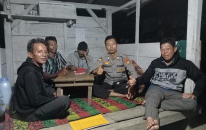 Personel Polsek Batik Nau Sharing Situasi Kamtibmas di Pos Ronda Bareng Warga