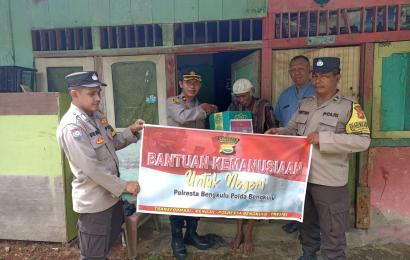Polsek Teluk Segara Salurkan Bansos ke Warga Kelurahan Pondok Besi