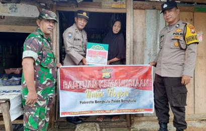  IRT dan Lansia Terima Bansos dari Polsek Gading Cempaka  