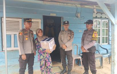 25 Paket Bansos Disalurkan Polsek Padang Jaya untuk Warga Kurang Mampu 
