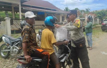 Meningkatkan Kesadaran Berlalulintas, Polsek Napal Putih Membagikan Helm Gratis