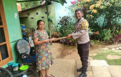 Polsek Kerkap Peduli Kebersihan Lingkungan dan Bagikan 1000 Sapu Lidi