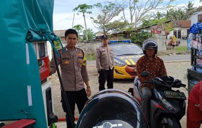 Personel Polsek Kota Manna Pantau Ketersediaan Stok BBM di SPBU Pasar Bawah Manna 