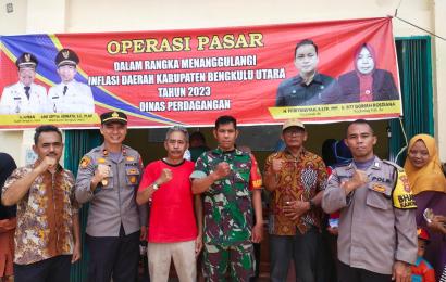 Beri Rasa Aman dan Nyaman, Polsek Giri Mulya Lakukan Pengamanan Operasi Pasar di Desa Rena Jaya