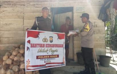 Pak Wagiman Terima Bansos dari Polsek Maje