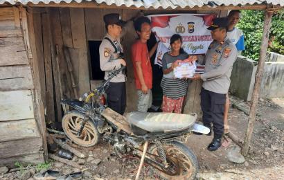 Giliran Ibu Indrawati Terima Bansos dari Polsek Muara Sahung