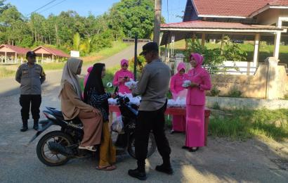 Indahnya Berbagi, Polsek Napal Putih Berbagi Takjil Kepada Masyarakat