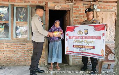 Janda Tunawicara, Terima Bansos dari Polsek Kaur Tengah 