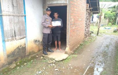 Sukardi, Terima Bansos dari Polsek Padang Guci Hulu 