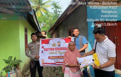 Sukurya, Pekebun Ini Terima Bansos dari Polsek Tanjung Kemuning 