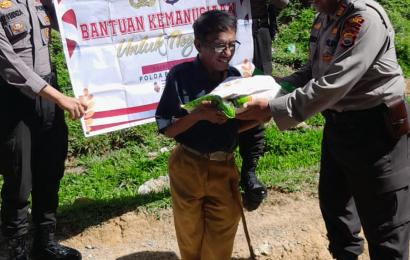 Polres Kaur Salurkan Bansos Kepada Warga Keterbelakangan Mental
