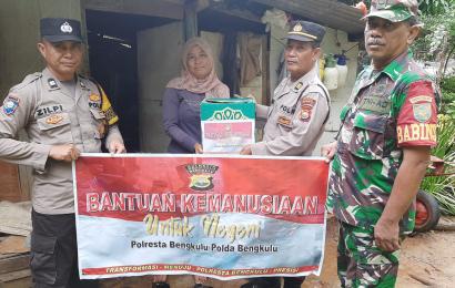 Polsek Gading Cempaka Kembali Salurkan Bansos Kepada Warga Kelurahan Lingkar Barat
