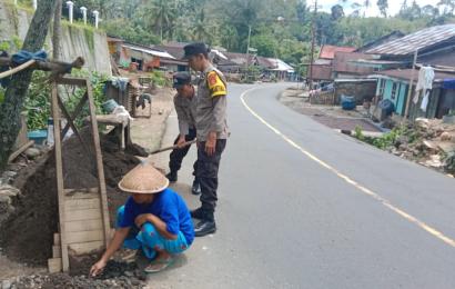 Polsek Padang Ulak Tanding Melaksanakan Kegiatan Membantu Masyarakat