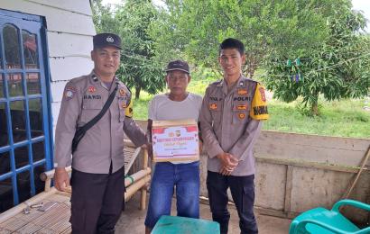 Ramadan Berbagi Polsek Manna Berikan 25 Paket Sembako Kepada Warga Kurang Mampu 