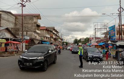 Sat Lantas Polres Bengkulu Selatan Pamtur Lalin Pastikan Pasar Kaget Tidak Menggangu Kelancaran Lalu Lintas
