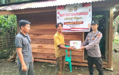 Petani Kurang Mampu Terima Bansos dari Polsek Padang Guci Hulu