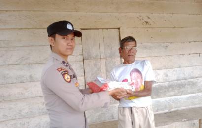 Giliran Pak Zakariah Terima Bansos dari Polsek Muara Sahung