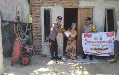 Lansia 60 Tahun Terima Bansos dari Polsek Kaur Selatan