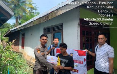 Pekebun ini Terima Bansos dari Polsek Tanjung Kemuning