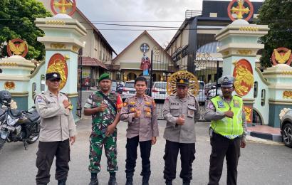 Kapolsek Teluk Segara Bersama Personel, Berikan Pengamanan Ibadah Perayaan Paskah di Gereja Katolik ST Yohanes