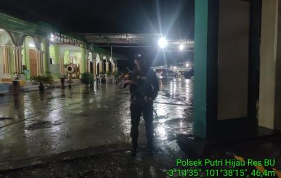 Personel Polsek Putri Hijau Berikan Pengamanan Ibadah Salat Tarawih 