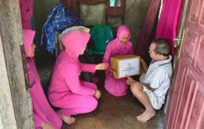 Bantu Ringankan Beban Masyarakat, Kapolsek Seginim dan Bhayangkari Berikan Bantuan