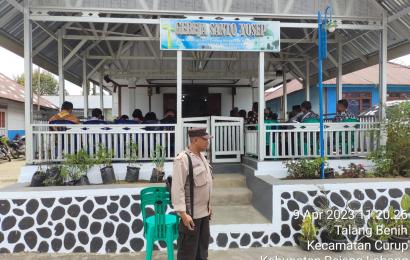 Berikan Rasa Aman dan Nyaman, Polsek Sindang Kelingi Lakukan Pengamanan di Gereja Santo Yosep 