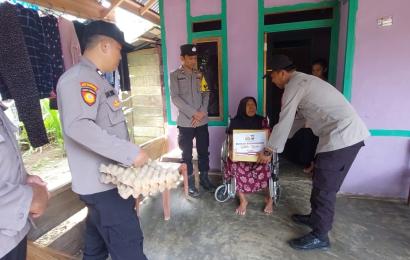 Polsek Air Besi Bagikan 25 Paket Sembako Untuk Masyarakat Kurang Mampu