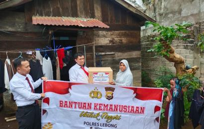 Satreskrim Polres Lebong Salurkan Bansos ke Warga Kurang Mampu dan Lansia