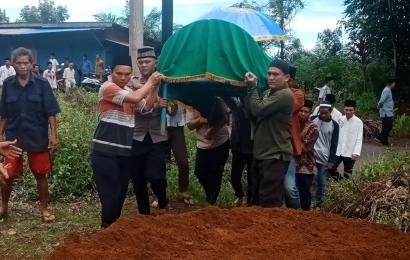 Kapolsek Batik Nau Ikut Melayat Orang Tua Anggotanya Yang Meninggal