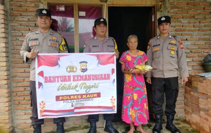 Polsek Kaur Tengah Salurkan Bansos kepada Lansia Sebatang Kara Kurang Mampu