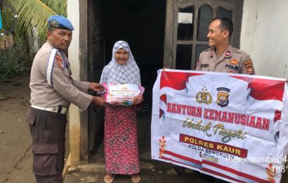Lansia 89 Tahun Terima Bansos dari Polsek Tanjung Kemuning