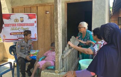 Penyandang Disabilitas Terima Bansos dari Polsek Kaur Utara
