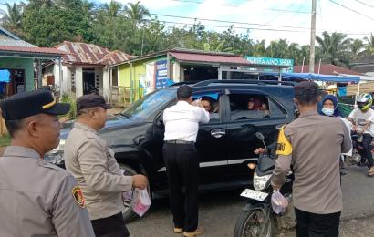 Polsek Sukaraja Berbagi Takjil Kepada Pengendara Depan Mapolsek