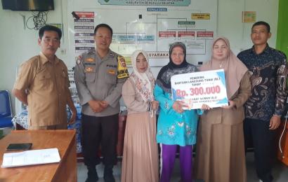 Bhabinkamtibmas Kawal Penerimaan  BLT-DD Desa Darat Sawah Ulu Kecamatan Seginim